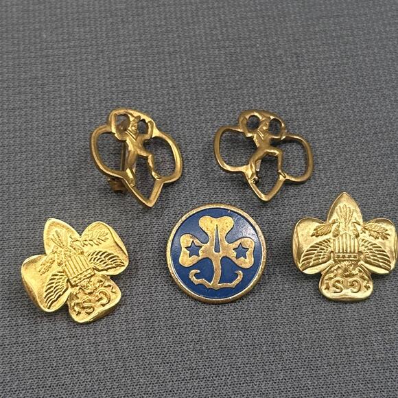 VTG Girl Scout Pin Lot Gold Tone & Enamel Badges Trefoil Emblem Uniform Insignia - Picture 1 of 15